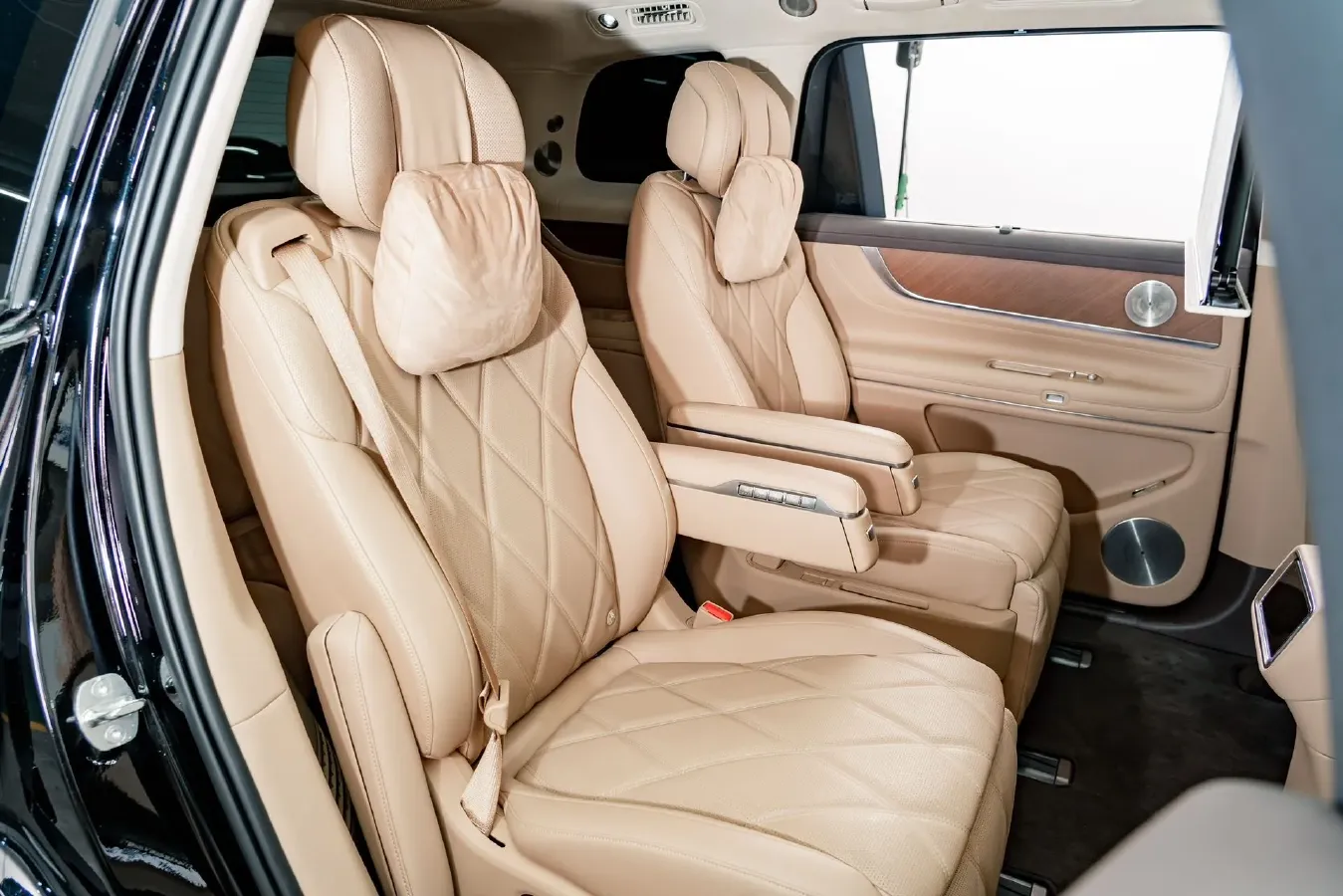 2025 AITO AITO M9 REEV 160HP REEV 52KWH,autocango,china used car exporter,china ev exporter,chinese used car exporter,chinese used ev exporter