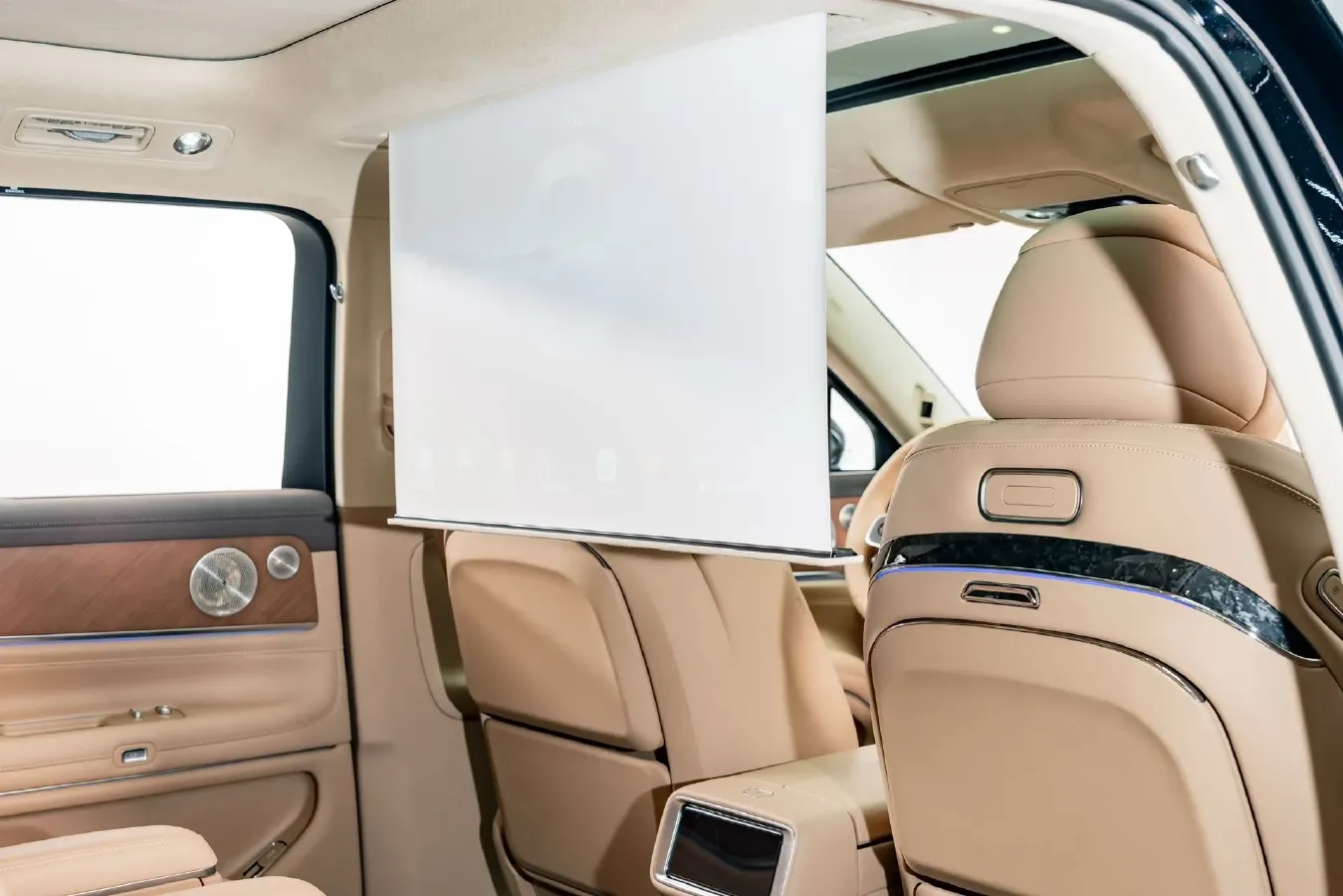 2025 AITO AITO M9 REEV 160HP REEV 52KWH,autocango,china used car exporter,china ev exporter,chinese used car exporter,chinese used ev exporter