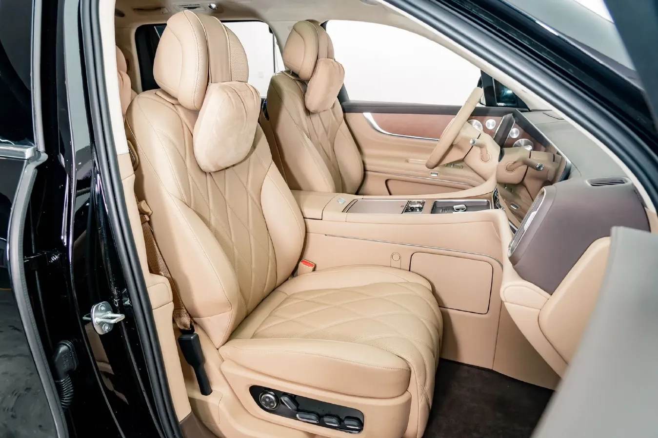 2025 AITO AITO M9 REEV 160HP REEV 52KWH,autocango,china used car exporter,china ev exporter,chinese used car exporter,chinese used ev exporter