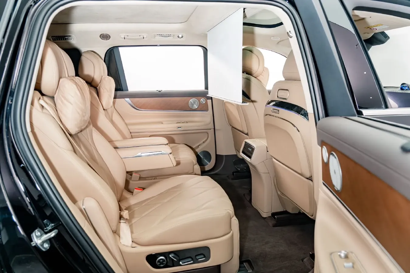 2025 AITO AITO M9 REEV 160HP REEV 52KWH,autocango,china used car exporter,china ev exporter,chinese used car exporter,chinese used ev exporter