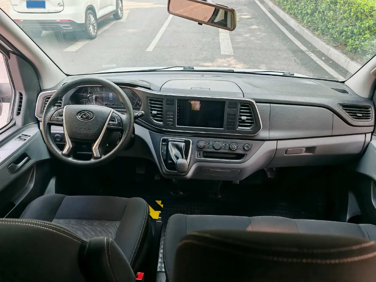 2023 MAXUS XinTu V80 2.0T 139HP L4 6MT,autocango,china used car exporter,china ev exporter,chinese used car exporter,chinese used ev exporter