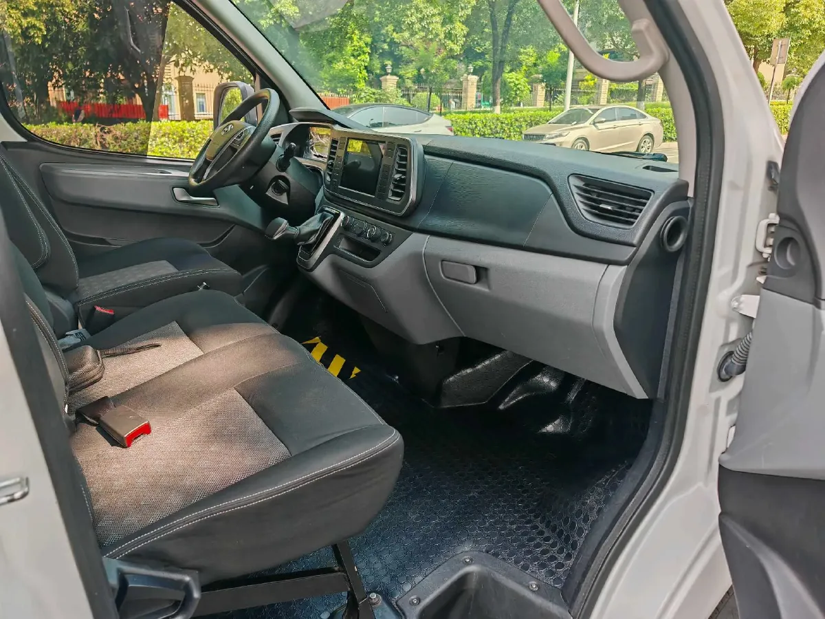 2023 MAXUS XinTu V80 2.0T 139HP L4 6MT,autocango,china used car exporter,china ev exporter,chinese used car exporter,chinese used ev exporter