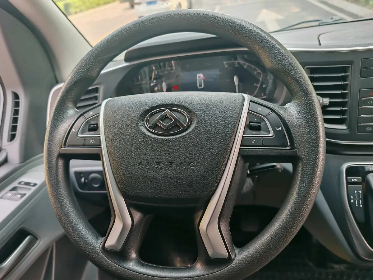 2023 MAXUS XinTu V80 2.0T 139HP L4 6MT,autocango,china used car exporter,china ev exporter,chinese used car exporter,chinese used ev exporter