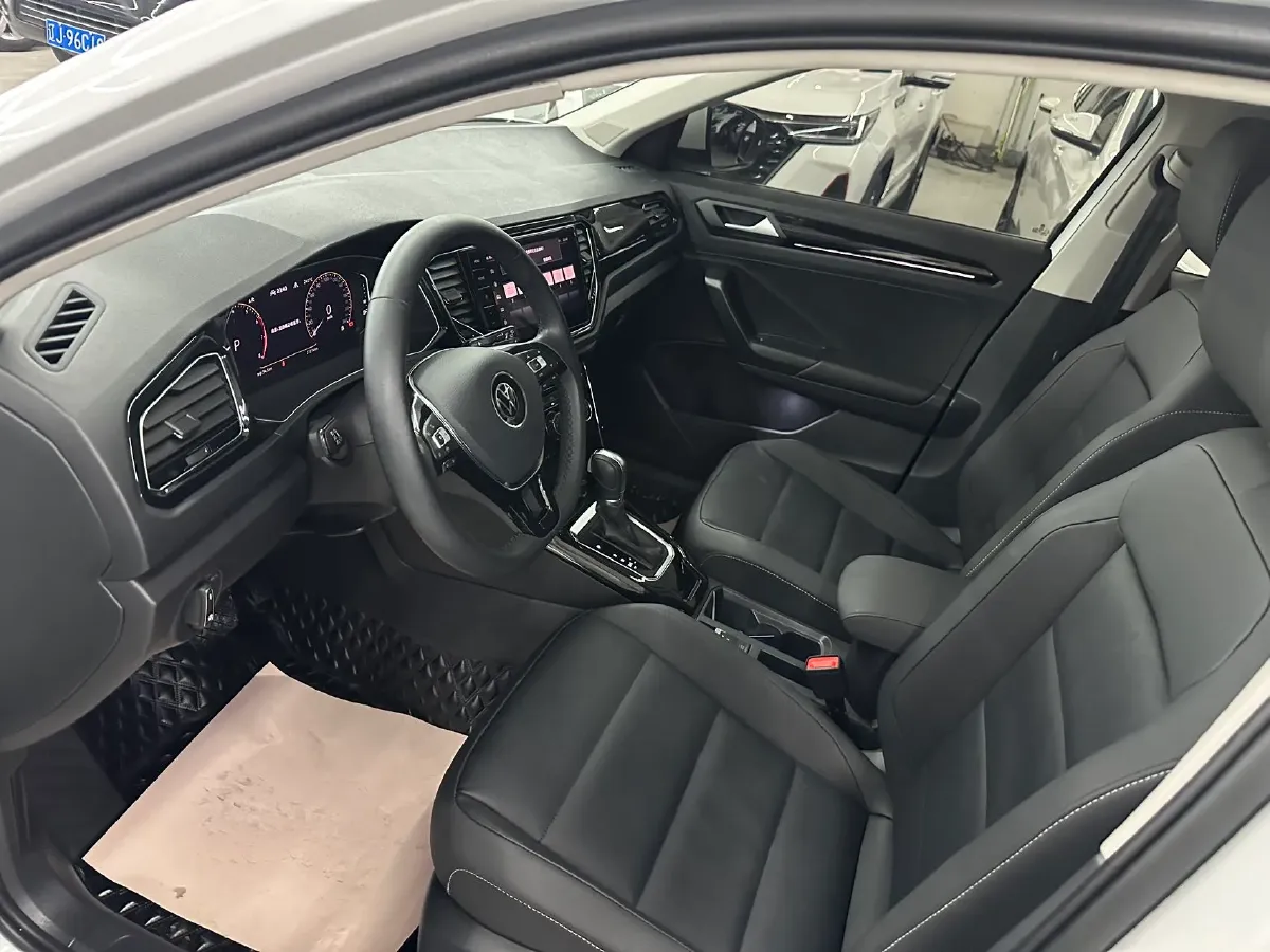 2021 Volkswagen T-Roc 1.4T 150HP L4 7DCT,autocango,china used car exporter,china ev exporter,chinese used car exporter,chinese used ev exporter