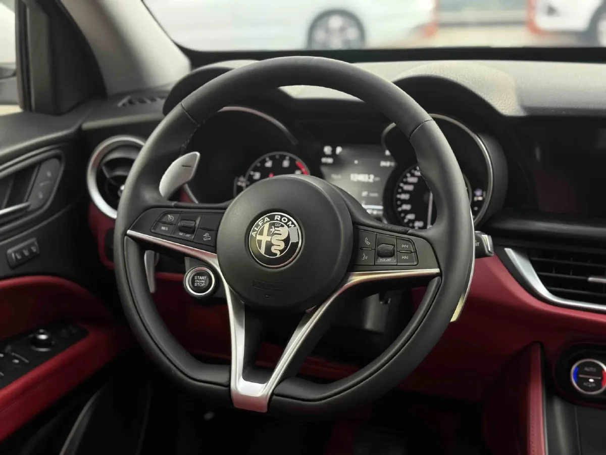 2017 Alfa Romeo Stelvio 2.0T 280HP L4 8AT,autocango,china used car exporter,china ev exporter,chinese used car exporter,chinese used ev exporter