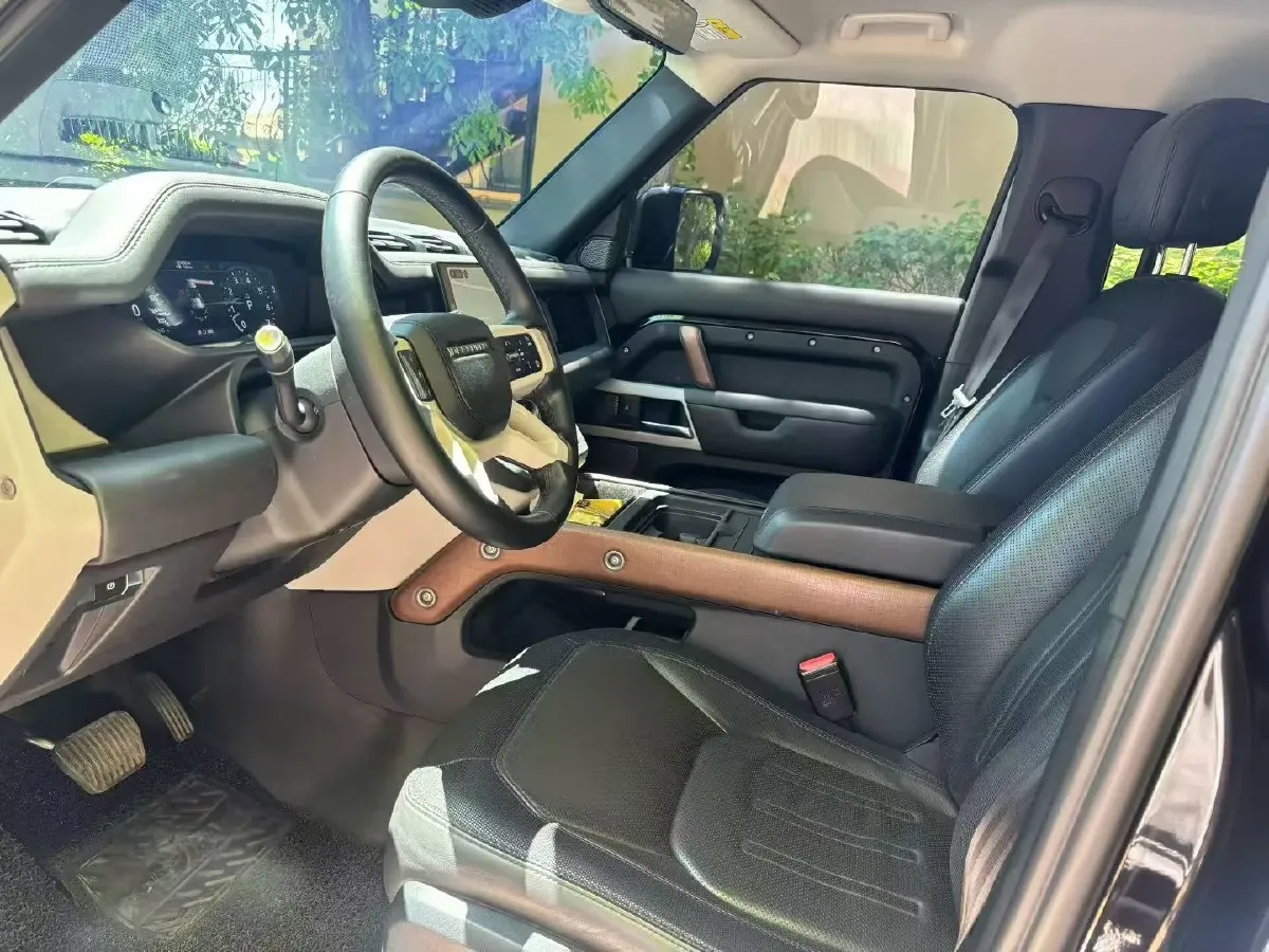 2022 Land Rover Defender 3.0T 400HP L6 8AT,autocango,china used car exporter,china ev exporter,chinese used car exporter,chinese used ev exporter