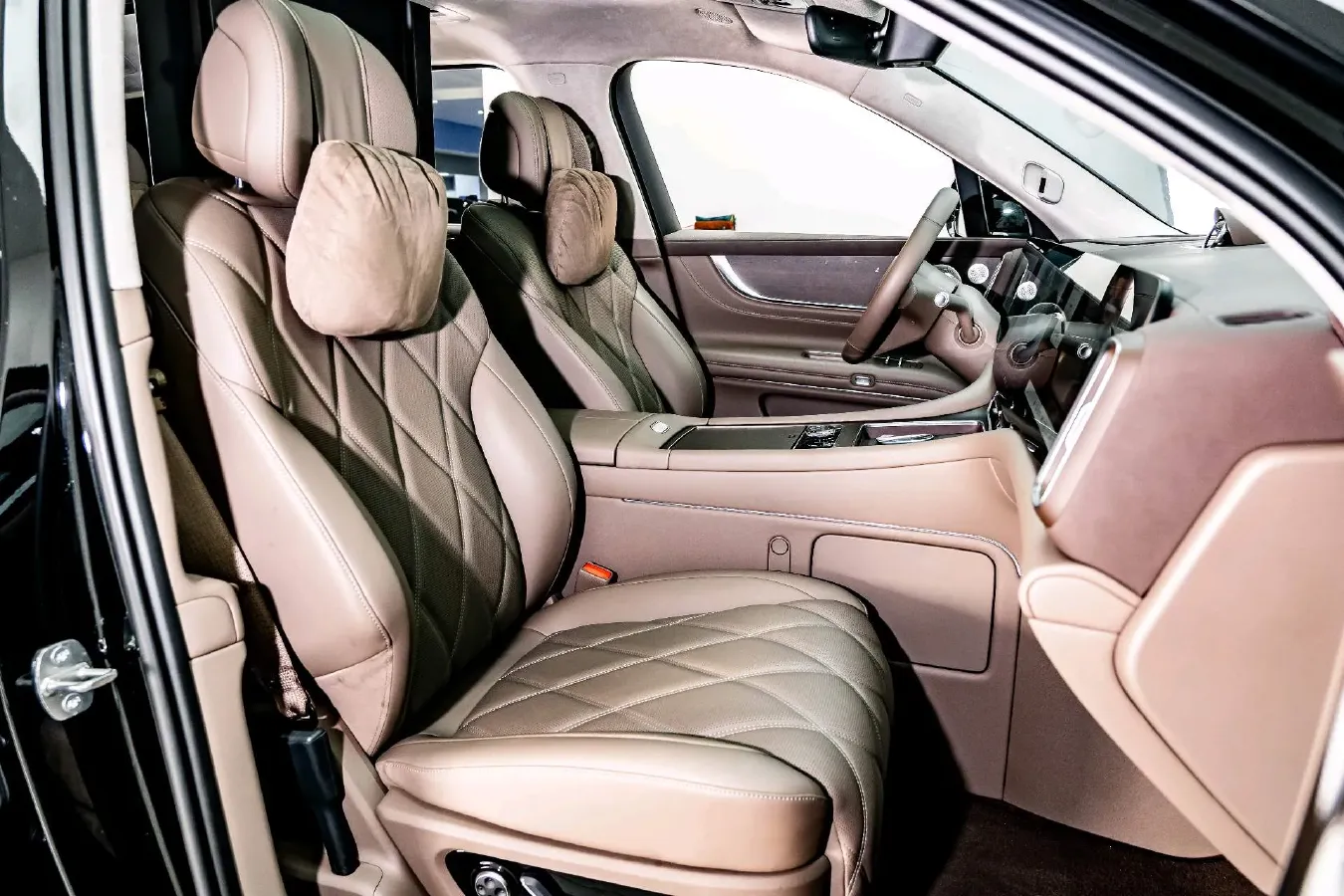 2025 AITO AITO M9 REEV 160HP REEV 52KWH,autocango,china used car exporter,china ev exporter,chinese used car exporter,chinese used ev exporter