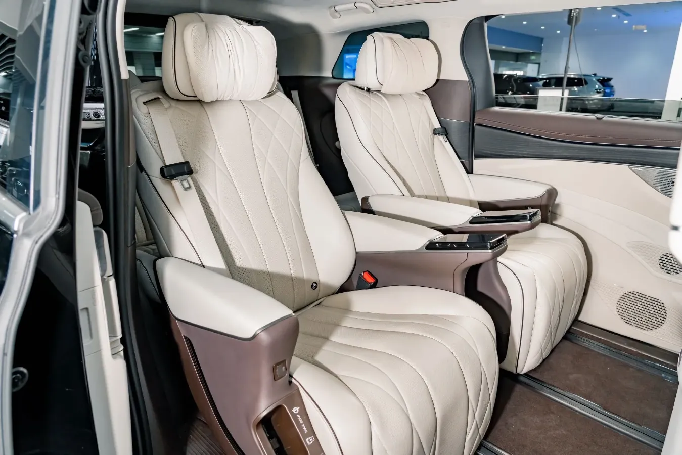 2024 Denza D9 1.5T 139HP L4 E-CVT PHEV 40KWH,autocango,china used car exporter,china ev exporter,chinese used car exporter,chinese used ev exporter