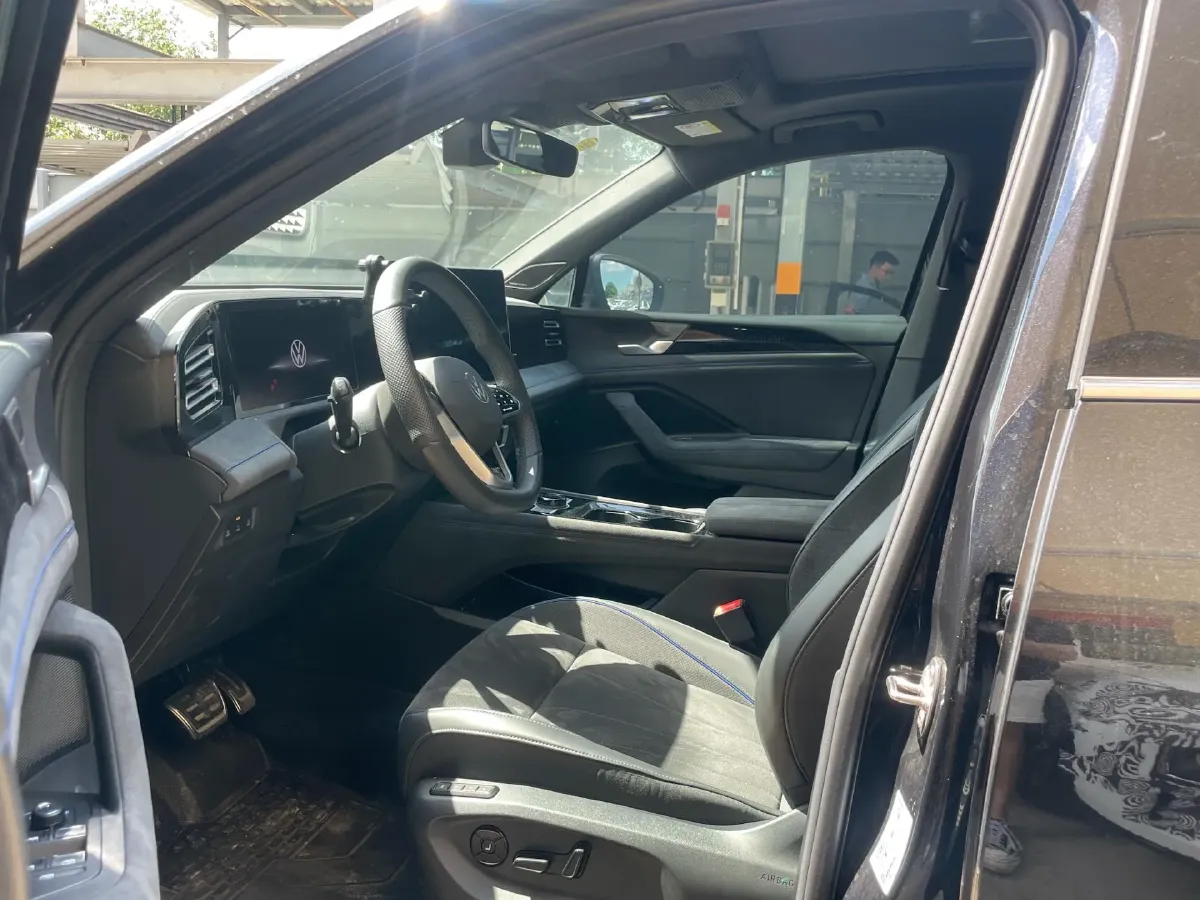 2025 Volkswagen Tiguan L 2.0T 220HP L4 7DCT,autocango,china used car exporter,china ev exporter,chinese used car exporter,chinese used ev exporter