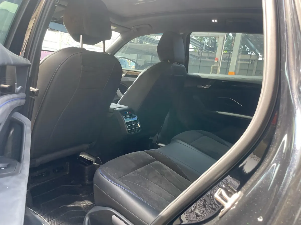 2025 Volkswagen Tiguan L 2.0T 220HP L4 7DCT,autocango,china used car exporter,china ev exporter,chinese used car exporter,chinese used ev exporter