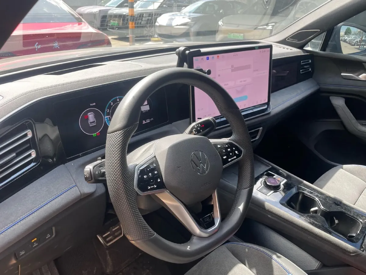 2025 Volkswagen Tiguan L 2.0T 220HP L4 7DCT,autocango,china used car exporter,china ev exporter,chinese used car exporter,chinese used ev exporter