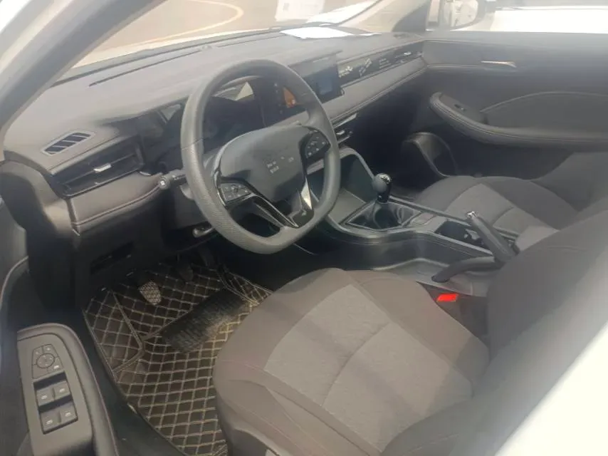 2023 Roewe i5 1.5L 129HP L4 5MT,autocango,china used car exporter,china ev exporter,chinese used car exporter,chinese used ev exporter