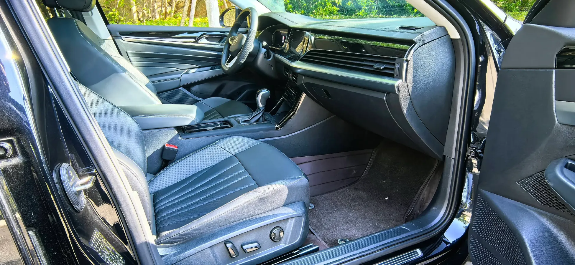 2025 Volkswagen Passat 2.0T 220HP L4 7DCT,autocango,china used car exporter,china ev exporter,chinese used car exporter,chinese used ev exporter