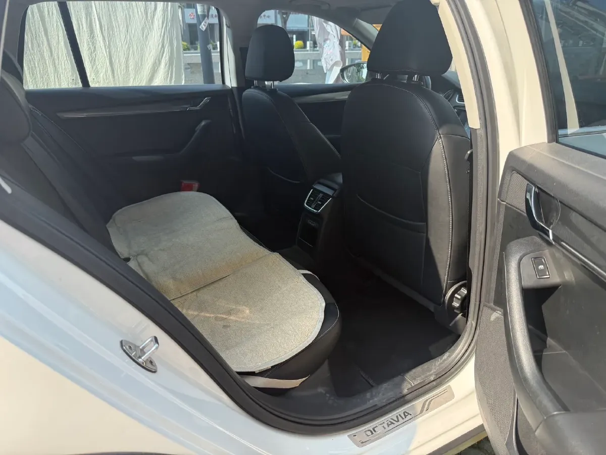 2018 Skoda Octavia 1.2T 116HP L4 7DCT,autocango,china used car exporter,china ev exporter,chinese used car exporter,chinese used ev exporter
