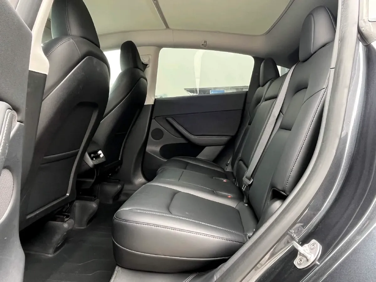 2025 Tesla Model Y BEV 62.5KWH,autocango,china used car exporter,china ev exporter,chinese used car exporter,chinese used ev exporter