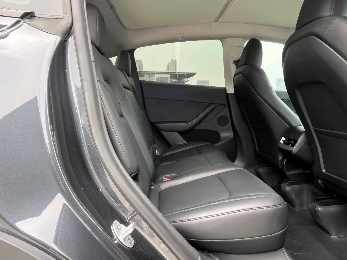 2025 Tesla Model Y BEV 62.5KWH,autocango,china used car exporter,china ev exporter,chinese used car exporter,chinese used ev exporter