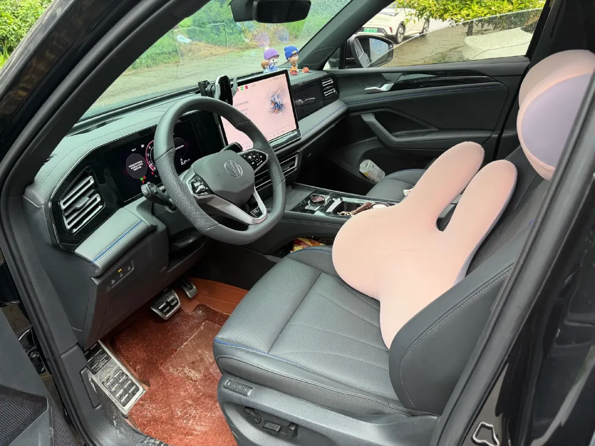 2025 Volkswagen Tiguan L 2.0T 220HP L4 7DCT,autocango,china used car exporter,china ev exporter,chinese used car exporter,chinese used ev exporter