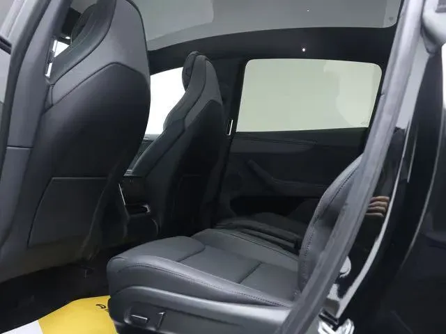 2025 Tesla Model Y L BEV,autocango,china used car exporter,china ev exporter,chinese used car exporter,chinese used ev exporter