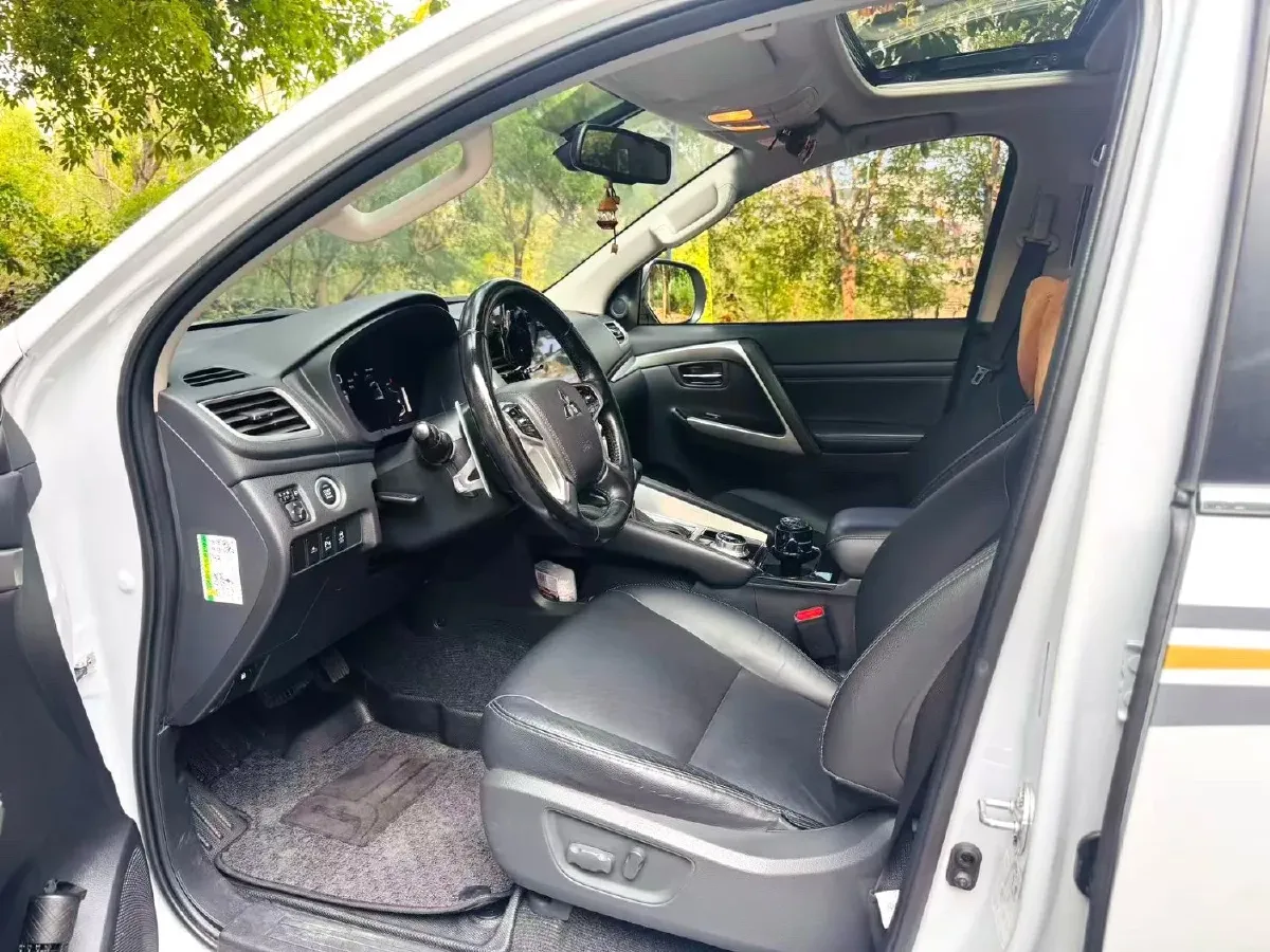 2020 Mitsubishi Pajero 3.0L 209HP V6 8AT,autocango,china used car exporter,china ev exporter,chinese used car exporter,chinese used ev exporter