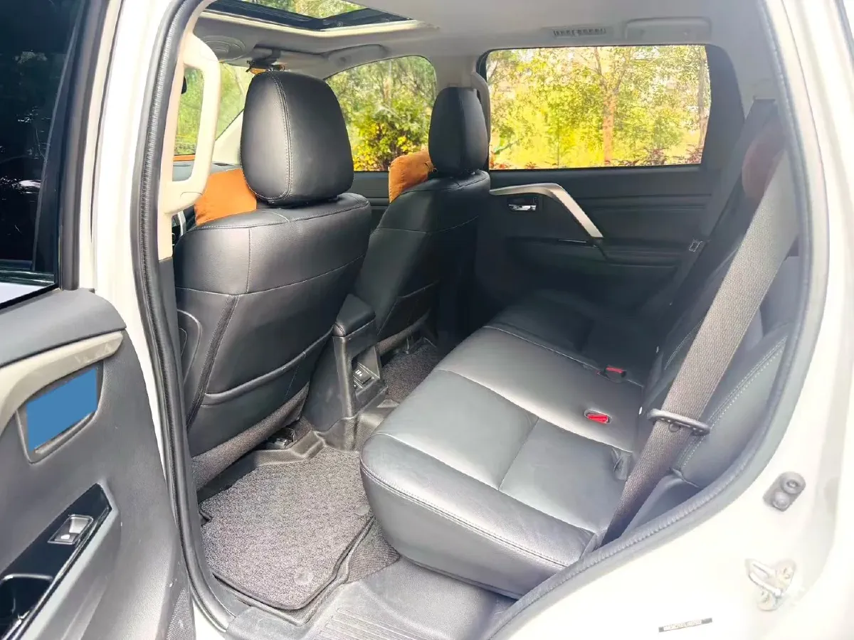 2020 Mitsubishi Pajero 3.0L 209HP V6 8AT,autocango,china used car exporter,china ev exporter,chinese used car exporter,chinese used ev exporter