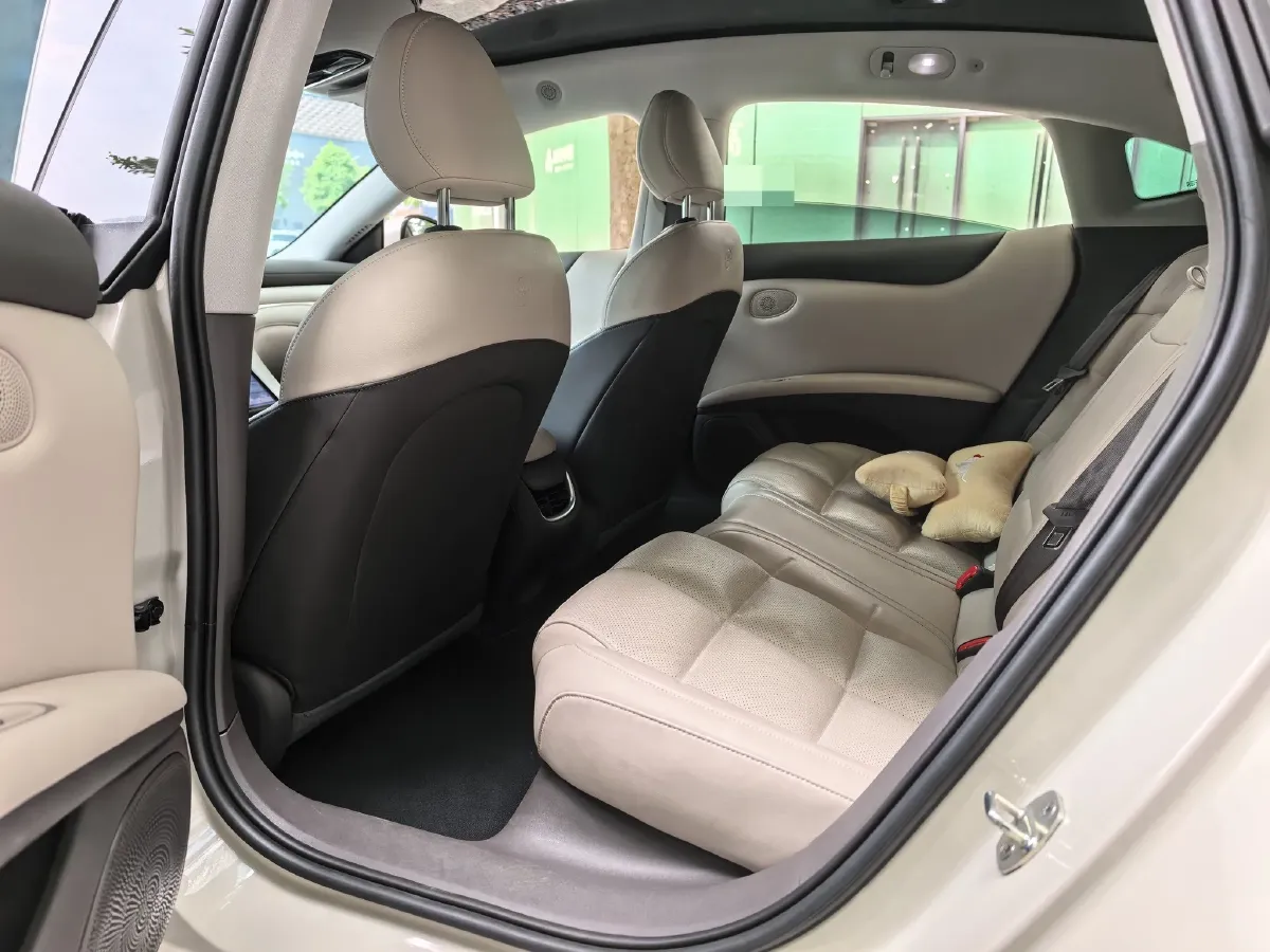 2024 IM L6 BEV 75KWH,autocango,china used car exporter,china ev exporter,chinese used car exporter,chinese used ev exporter