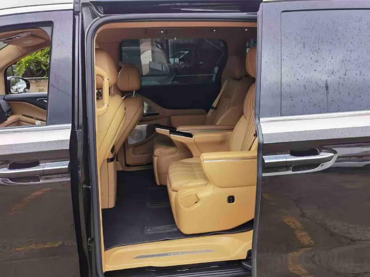 2025 Voyah Dream 1.5T 150HP L4 PHEV 41.7KWH,autocango,china used car exporter,china ev exporter,chinese used car exporter,chinese used ev exporter