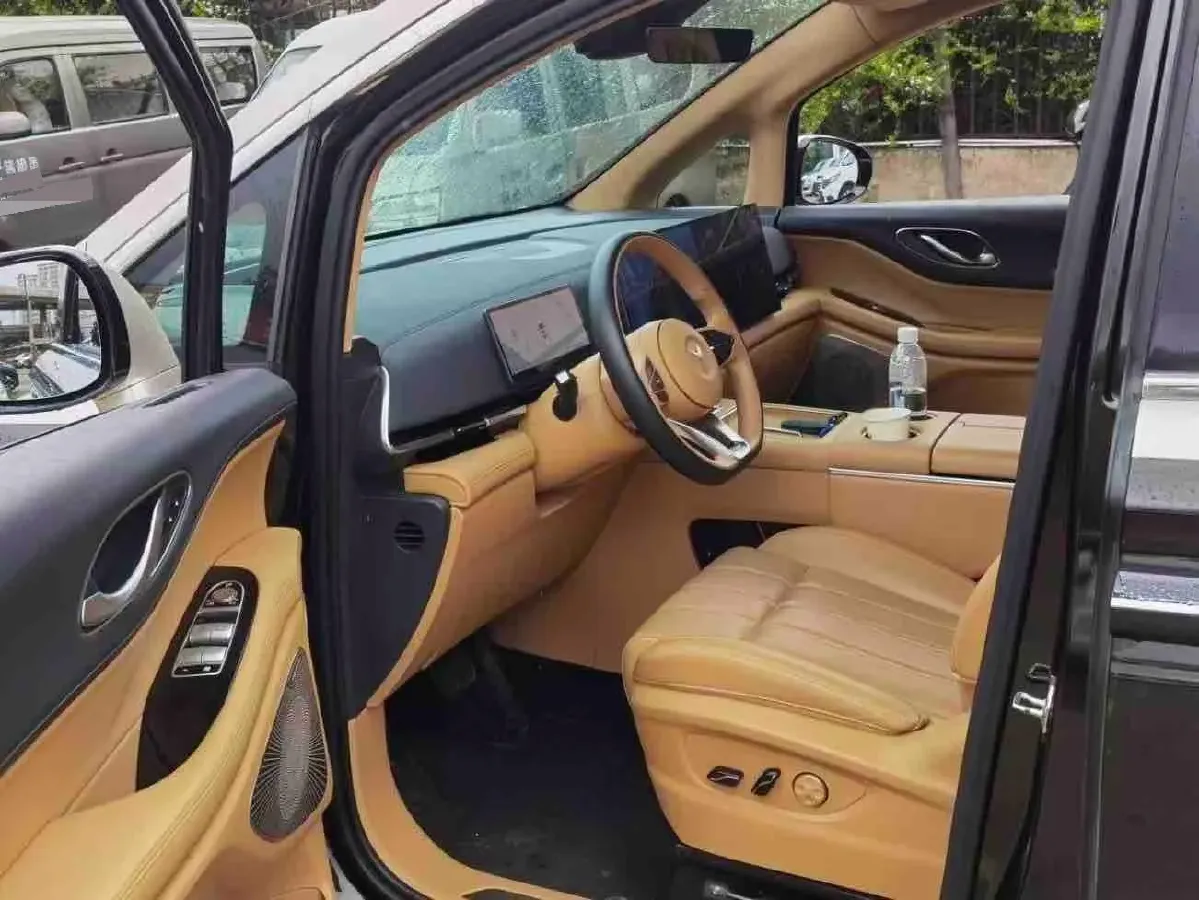 2025 Voyah Dream 1.5T 150HP L4 PHEV 41.7KWH,autocango,china used car exporter,china ev exporter,chinese used car exporter,chinese used ev exporter