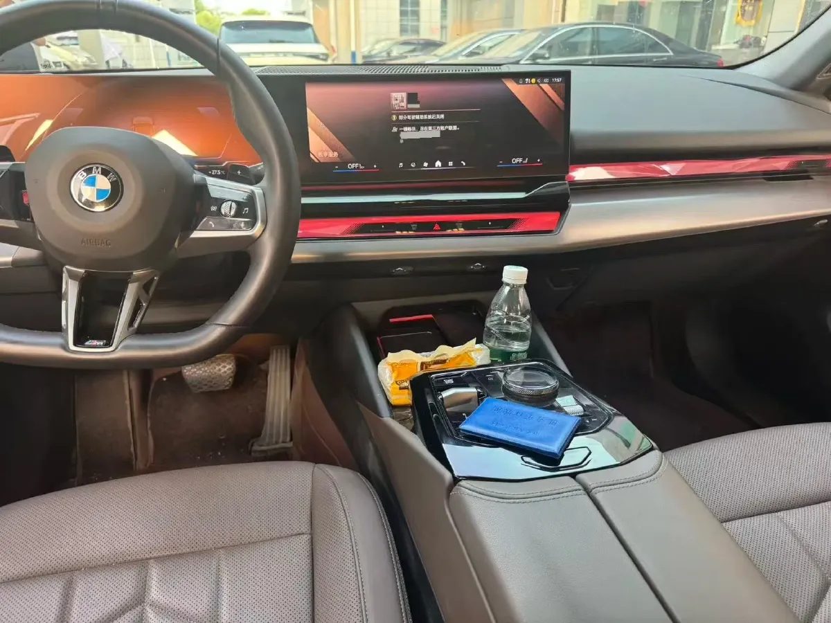 2025 BMW 5 Series 2.0T 258HP L4 8AT,autocango,china used car exporter,china ev exporter,chinese used car exporter,chinese used ev exporter