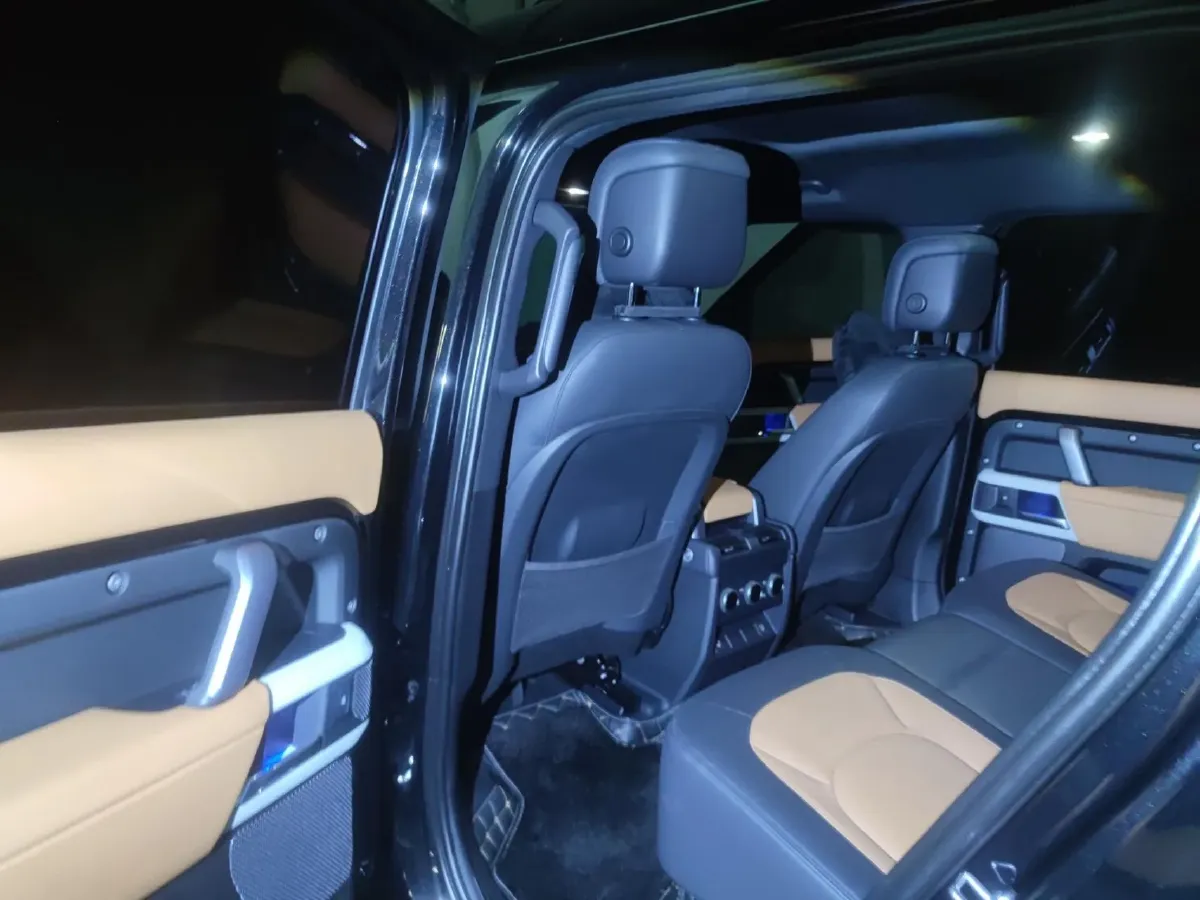 2023 Land Rover Defender 3.0T 400HP L6 8AT,autocango,china used car exporter,china ev exporter,chinese used car exporter,chinese used ev exporter