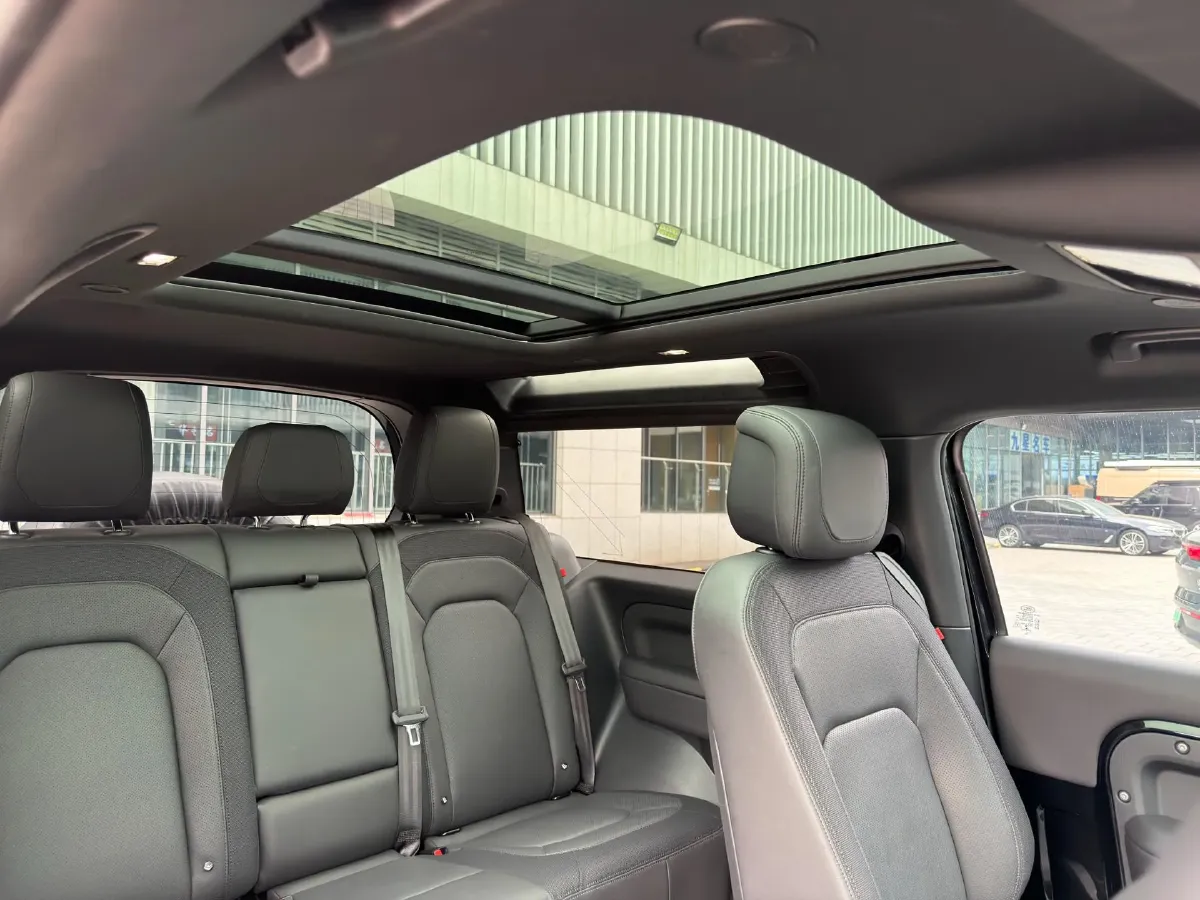 2023 Land Rover Defender 2.0T 300HP L4 8AT,autocango,china used car exporter,china ev exporter,chinese used car exporter,chinese used ev exporter