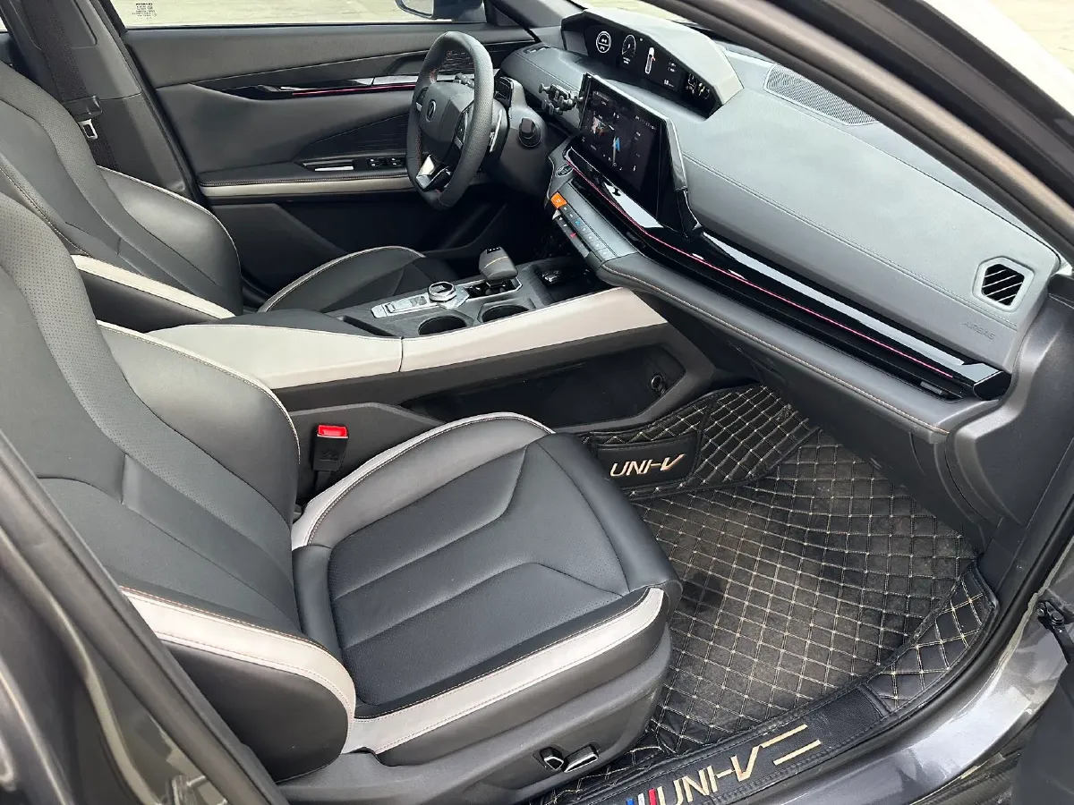 2023 ChangAn UNI-V 1.5T 188HP L4 7DCT,autocango,china used car exporter,china ev exporter,chinese used car exporter,chinese used ev exporter