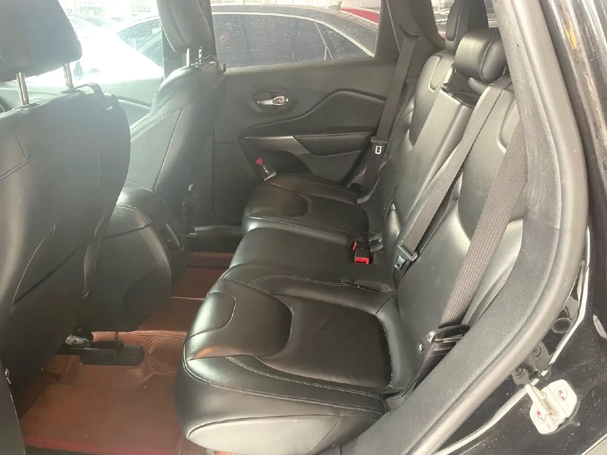 2019 Jeep Cherokee 2.0L 155HP L4 9AT,autocango,china used car exporter,china ev exporter,chinese used car exporter,chinese used ev exporter