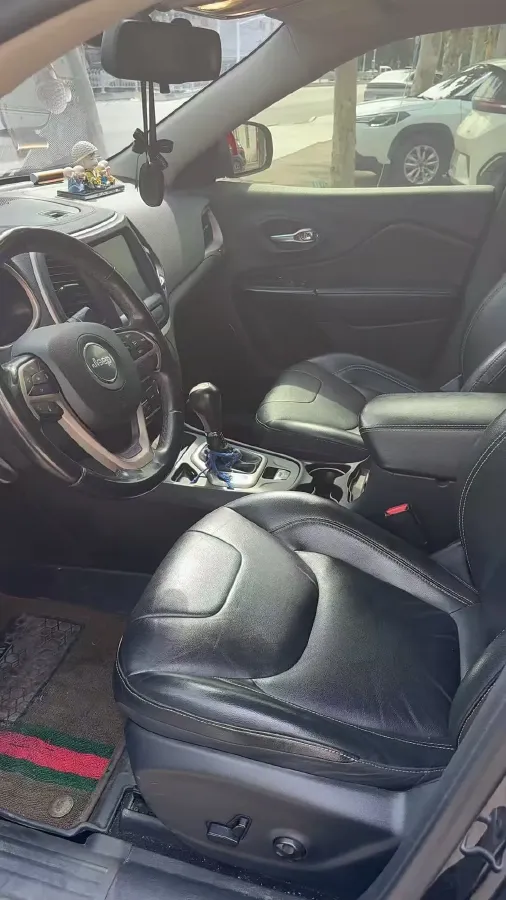 2019 Jeep Cherokee 2.0L 155HP L4 9AT,autocango,china used car exporter,china ev exporter,chinese used car exporter,chinese used ev exporter