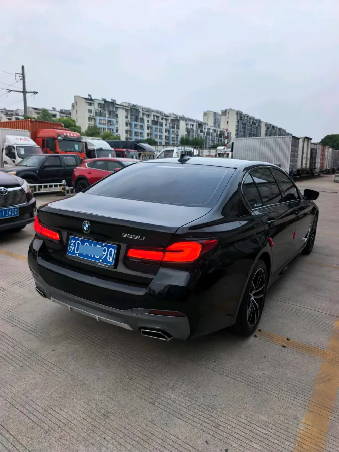 2022 BMW 5 Series 2.0T 184HP L4 8AT,autocango,china used car exporter,china ev exporter,chinese used car exporter,chinese used ev exporter