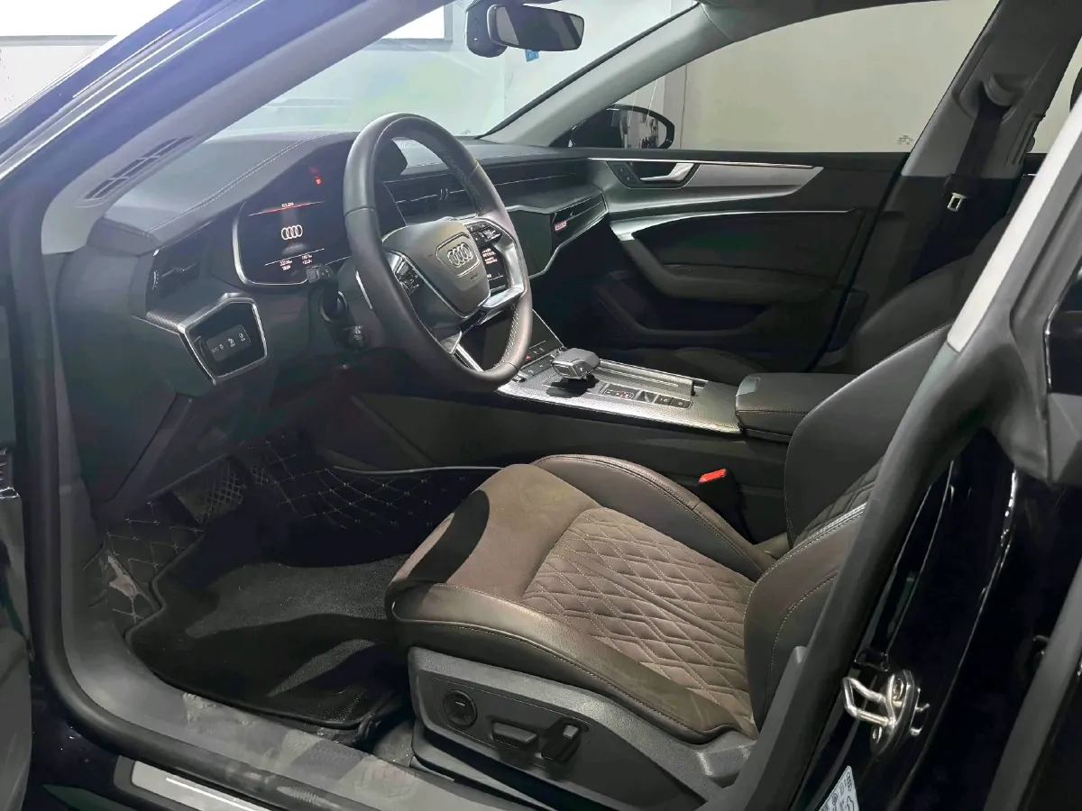 2024 Audi A7L 2.0T 245HP L4 7DCT,autocango,china used car exporter,china ev exporter,chinese used car exporter,chinese used ev exporter