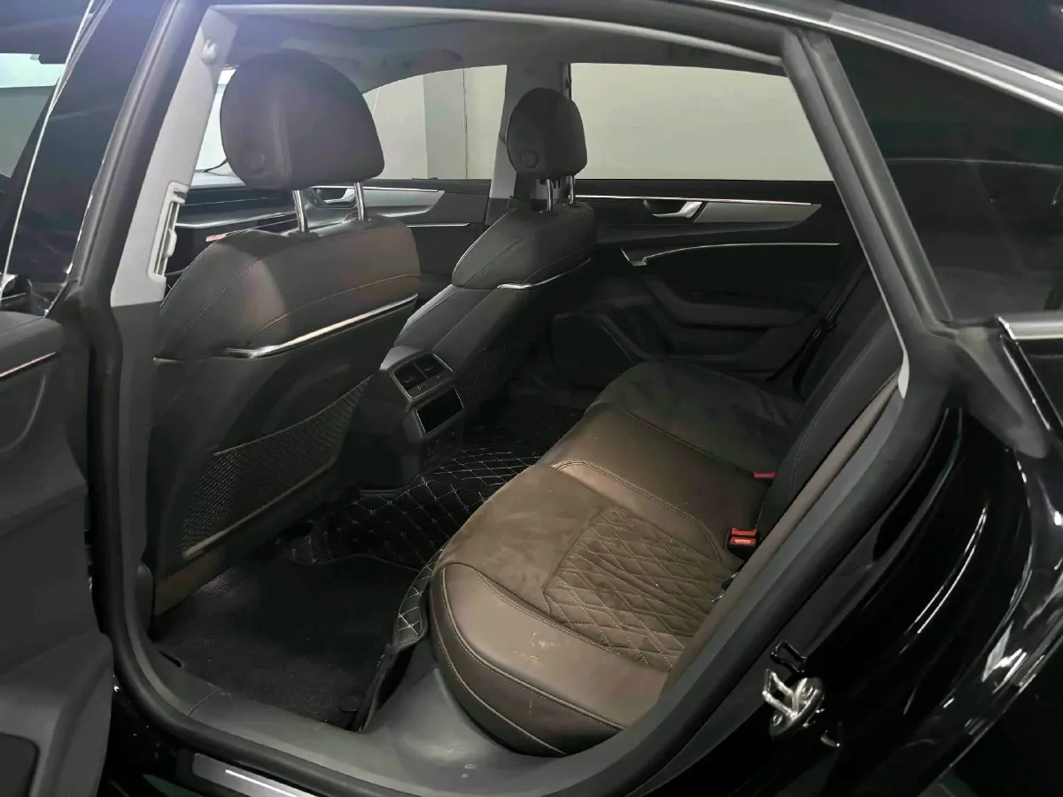 2024 Audi A7L 2.0T 245HP L4 7DCT,autocango,china used car exporter,china ev exporter,chinese used car exporter,chinese used ev exporter