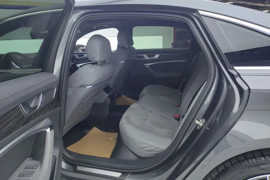 2023 Audi A6L 2.0T 245HP L4 7DCT,autocango,china used car exporter,china ev exporter,chinese used car exporter,chinese used ev exporter