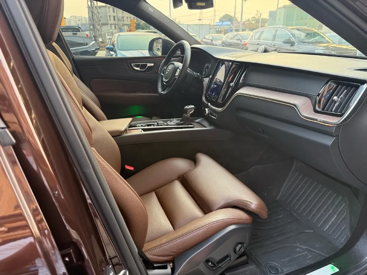 2021 Volvo XC60 2.0T 250HP L4 8AT,autocango,china used car exporter,china ev exporter,chinese used car exporter,chinese used ev exporter