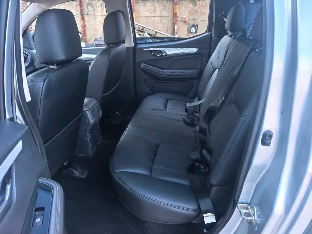 2022 Isuzu RE-MAX Jim 2.4T 211HP L4 5MT,autocango,china used car exporter,china ev exporter,chinese used car exporter,chinese used ev exporter