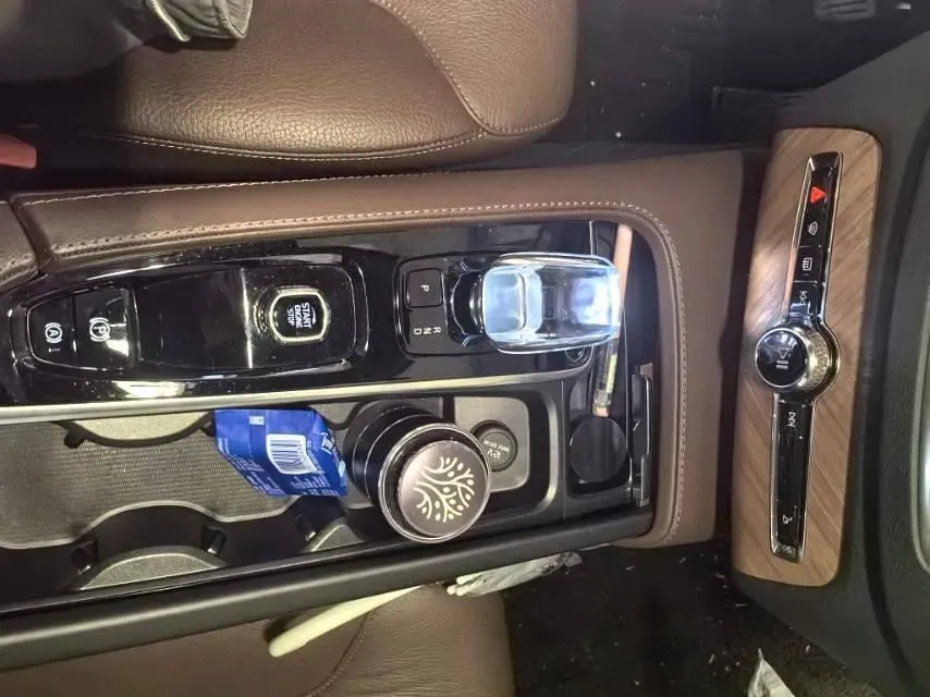 2023 Volvo XC90 2.0T 250HP L4 8AT,autocango,china used car exporter,china ev exporter,chinese used car exporter,chinese used ev exporter