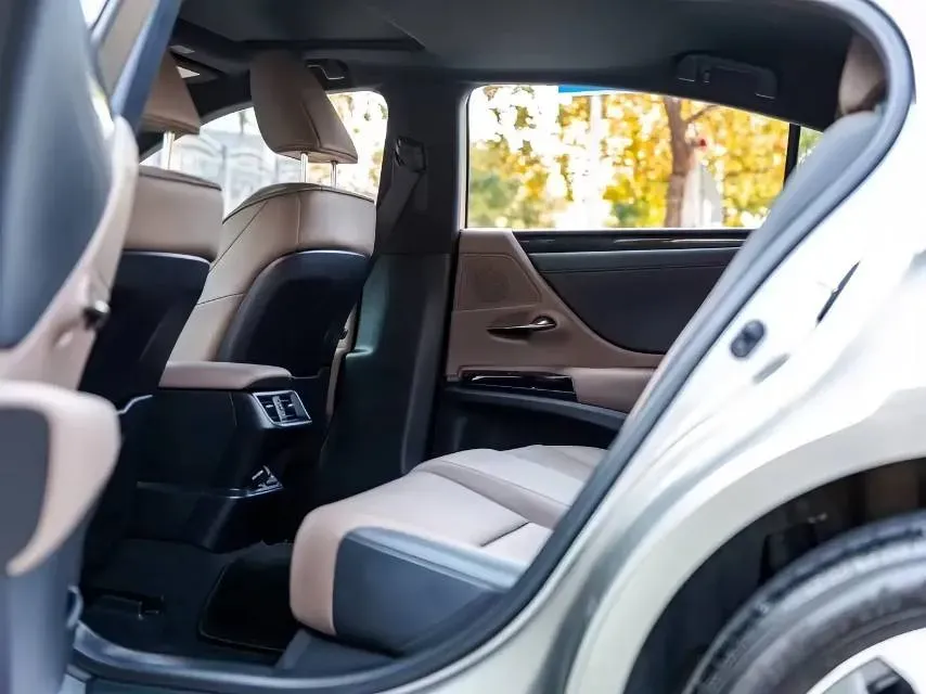 2023 Lexus ES 2.0L 173HP L4 CVT,autocango,china used car exporter,china ev exporter,chinese used car exporter,chinese used ev exporter