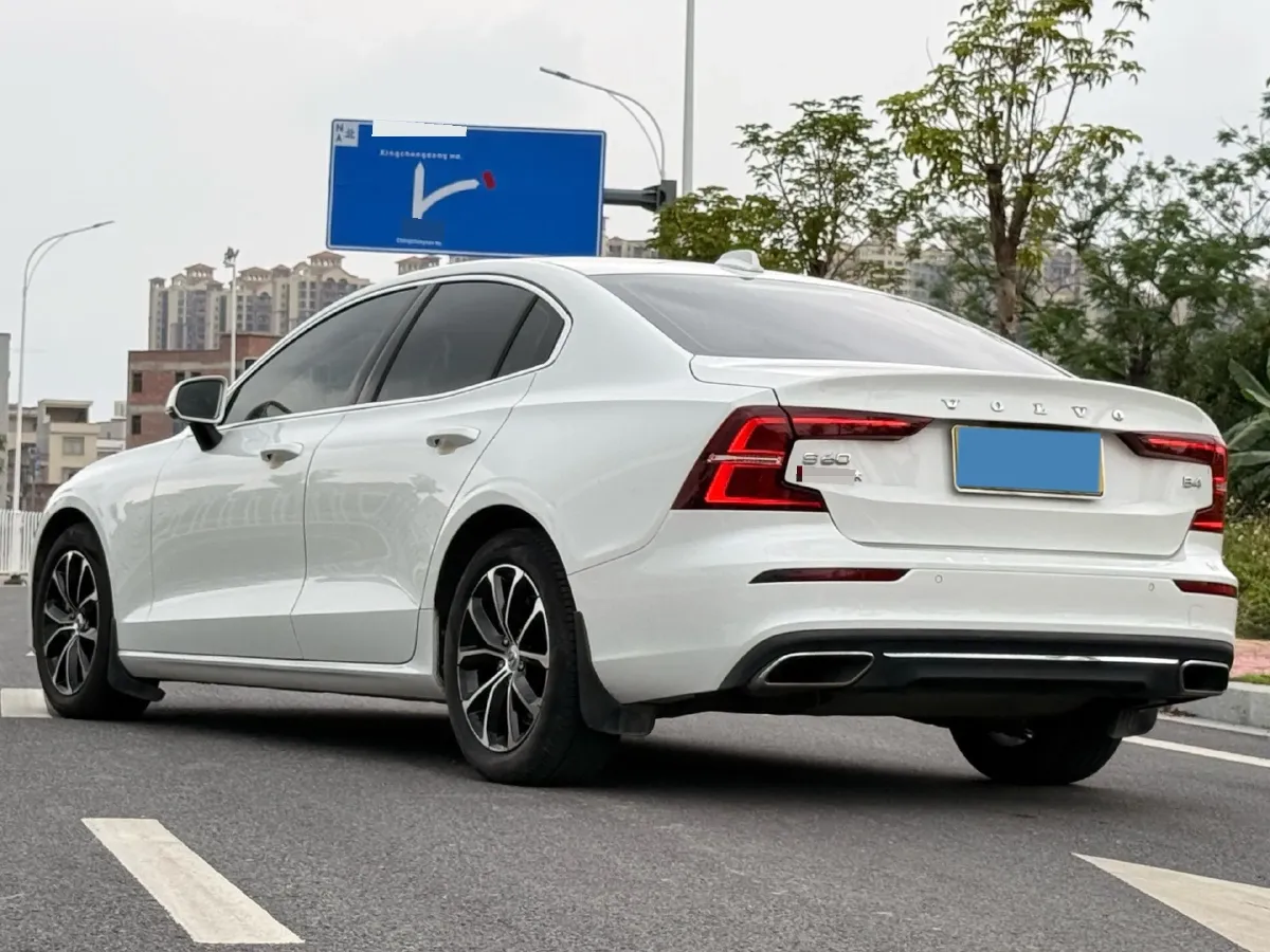 2022 Volvo S60 2.0T 197HP L4 8AT,autocango,china used car exporter,china ev exporter,chinese used car exporter,chinese used ev exporter