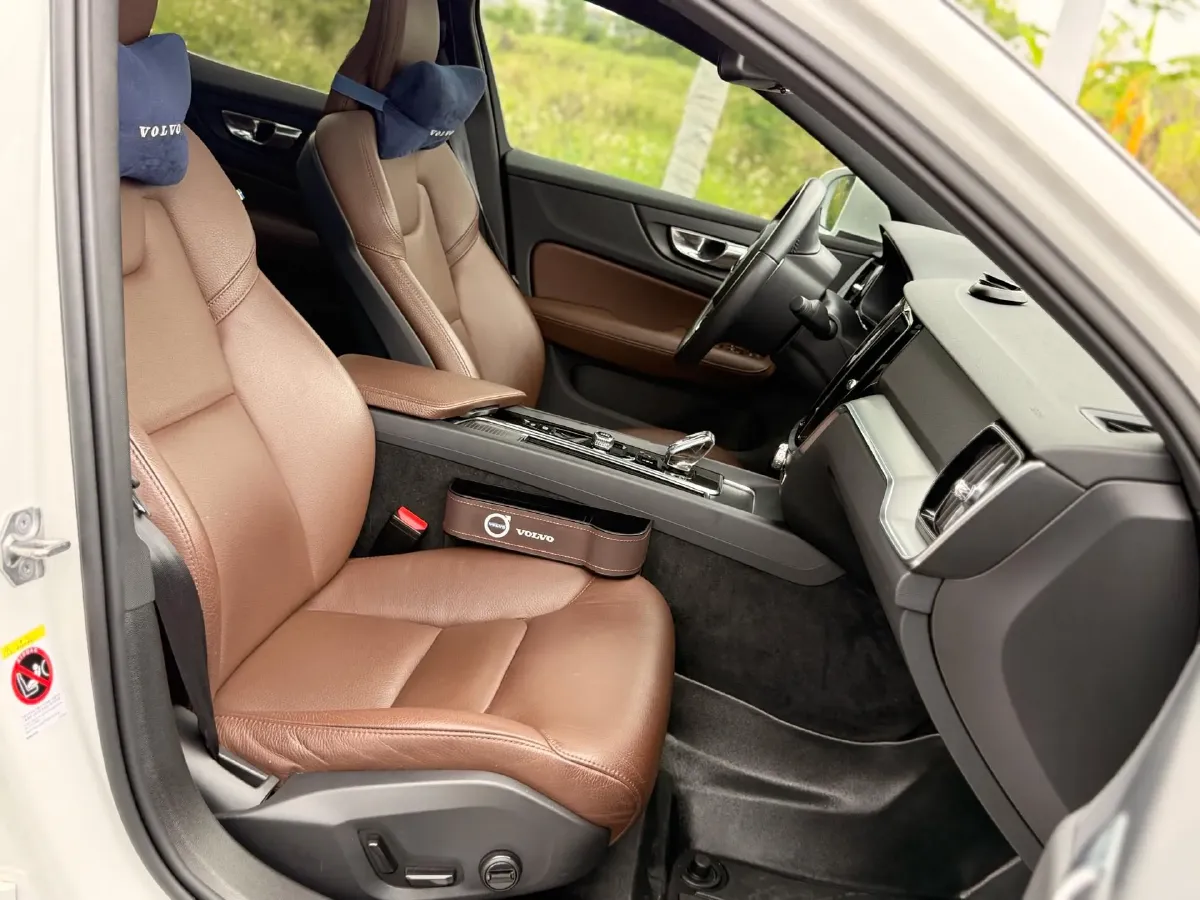 2022 Volvo S60 2.0T 197HP L4 8AT,autocango,china used car exporter,china ev exporter,chinese used car exporter,chinese used ev exporter