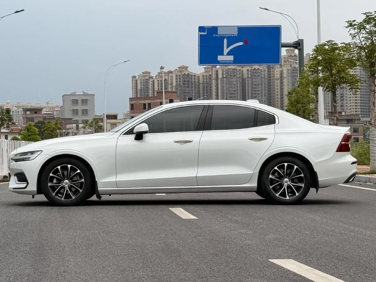 2022 Volvo S60 2.0T 197HP L4 8AT,autocango,china used car exporter,china ev exporter,chinese used car exporter,chinese used ev exporter