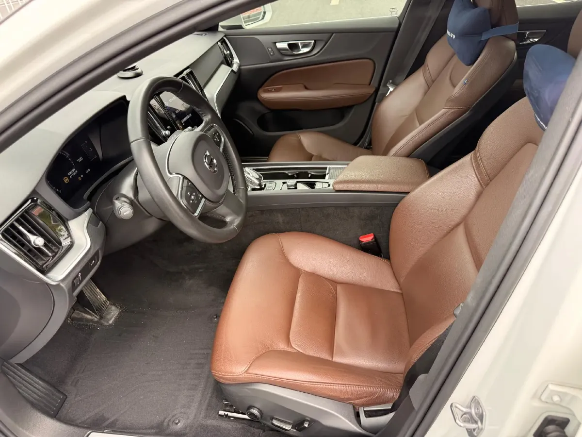 2022 Volvo S60 2.0T 197HP L4 8AT,autocango,china used car exporter,china ev exporter,chinese used car exporter,chinese used ev exporter