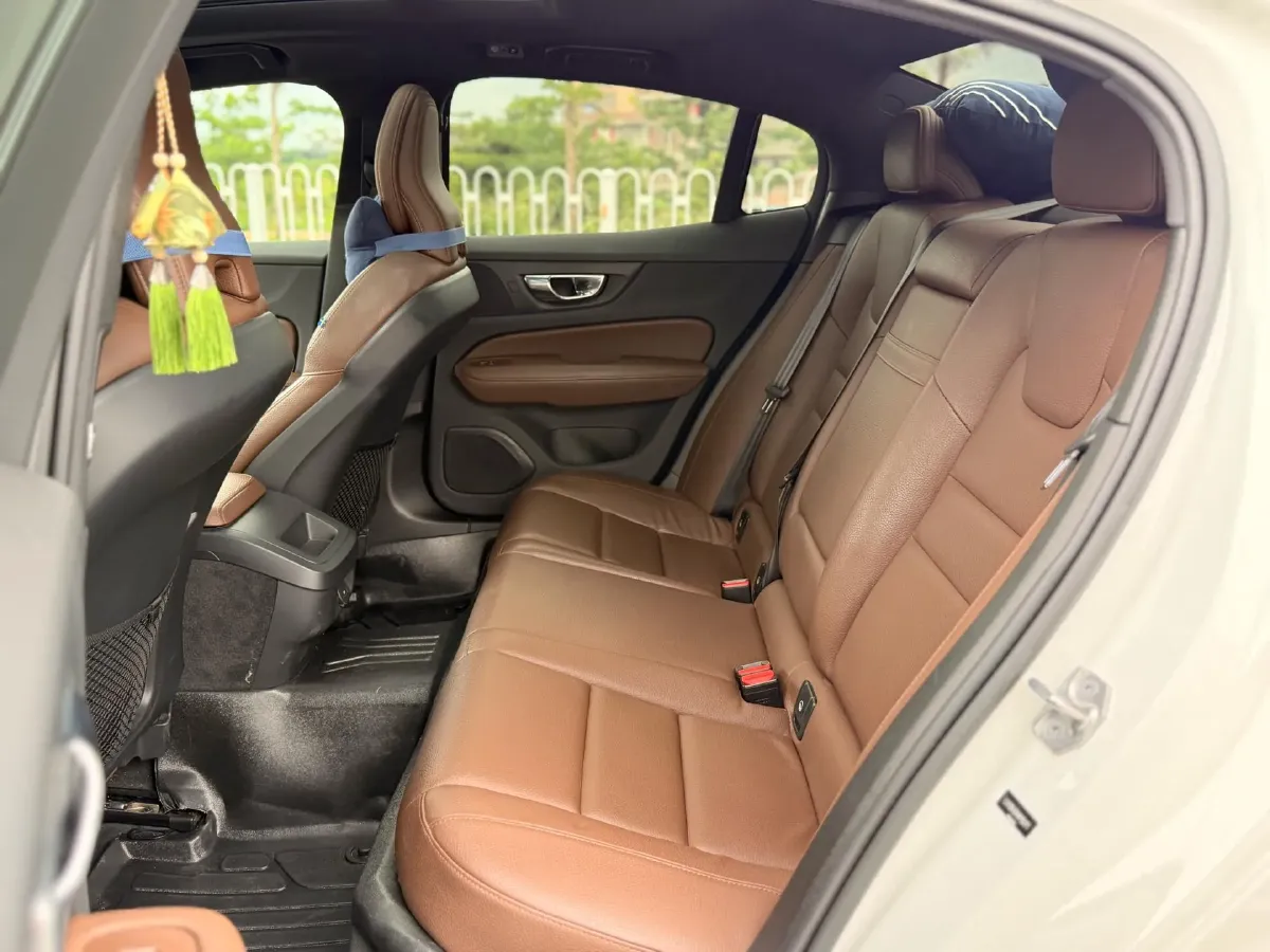 2022 Volvo S60 2.0T 197HP L4 8AT,autocango,china used car exporter,china ev exporter,chinese used car exporter,chinese used ev exporter