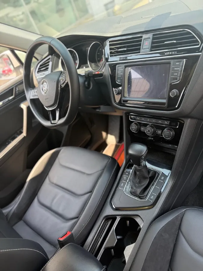 2017 Volkswagen Tiguan L 2.0T 220HP L4 7DCT,autocango,china used car exporter,china ev exporter,chinese used car exporter,chinese used ev exporter