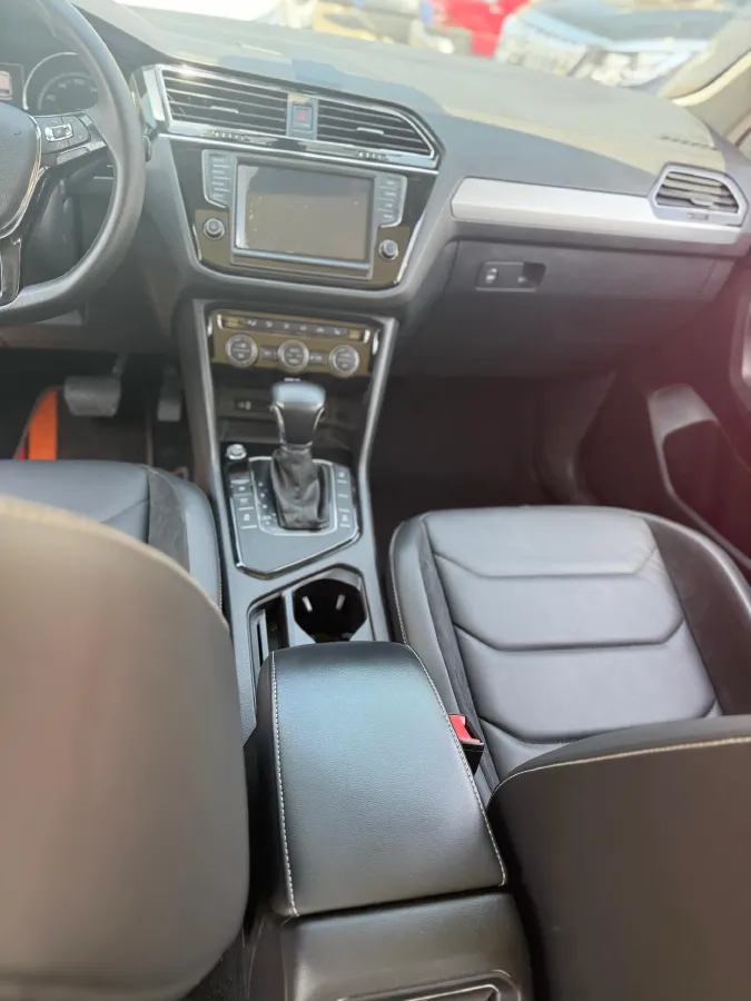 2017 Volkswagen Tiguan L 2.0T 220HP L4 7DCT,autocango,china used car exporter,china ev exporter,chinese used car exporter,chinese used ev exporter