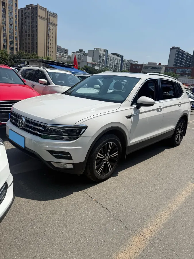 2017 Volkswagen Tiguan L 2.0T 220HP L4 7DCT,autocango,china used car exporter,china ev exporter,chinese used car exporter,chinese used ev exporter