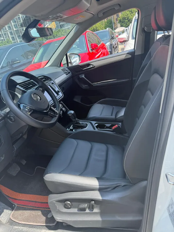 2017 Volkswagen Tiguan L 2.0T 220HP L4 7DCT,autocango,china used car exporter,china ev exporter,chinese used car exporter,chinese used ev exporter